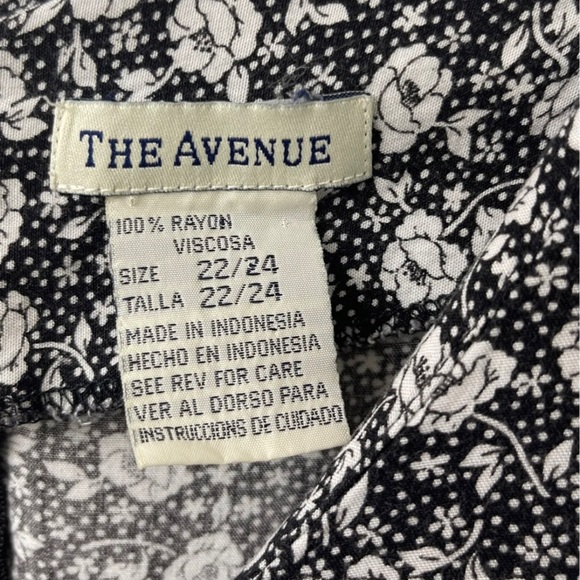 EUC Women’s Romper (Size 22/24) - Picture 6 of 7